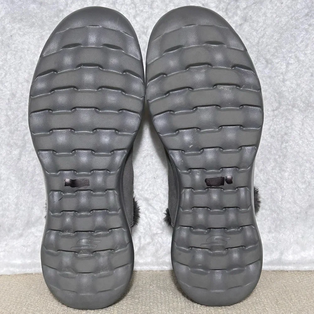 Skechers Womens Grey Suede On the Go Joy Bundle Up Faux Fur Slip On Boots SZ 9.5
